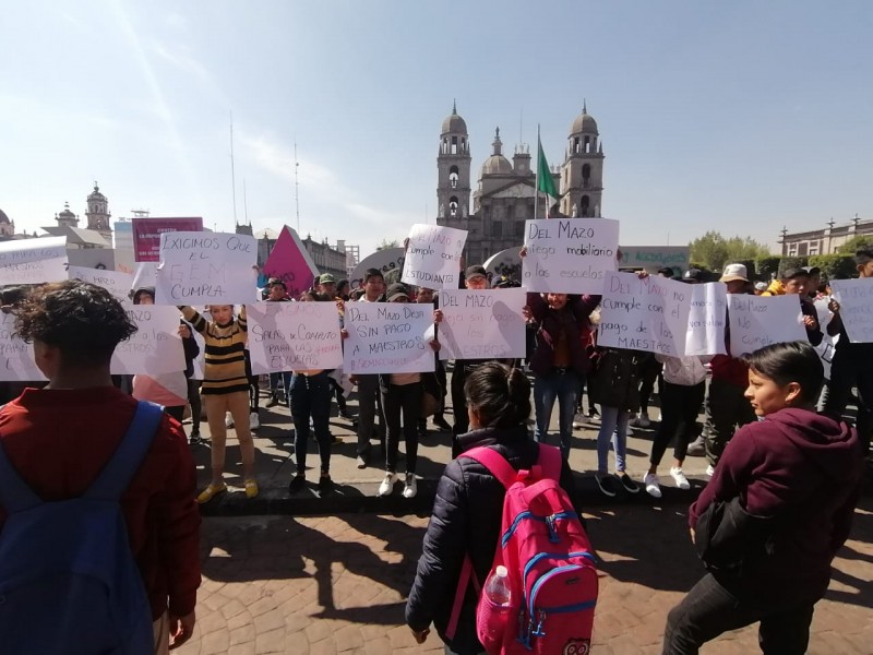 Se manifiestan estudiantes en Toluca