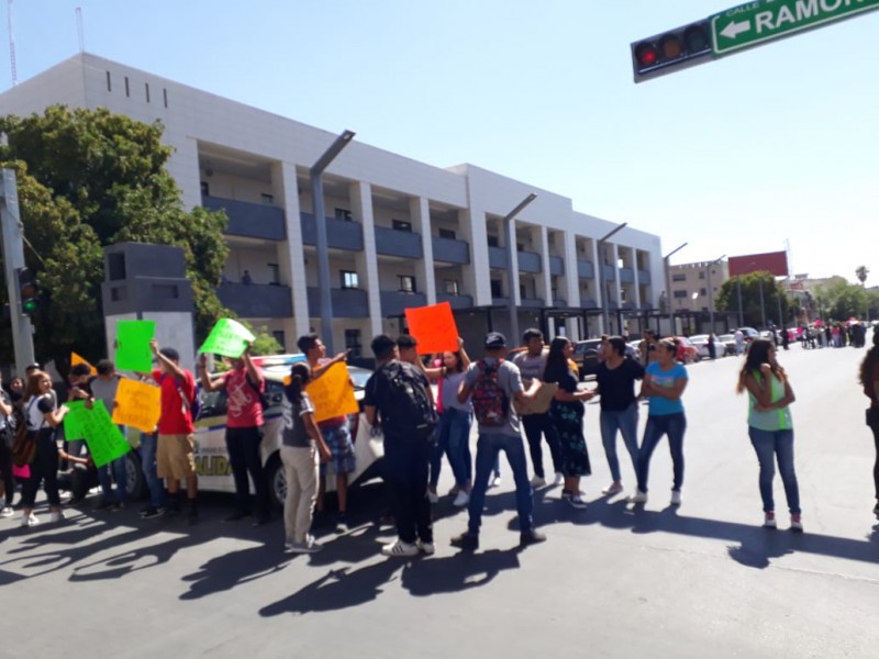 Se manifiestan estudiantes Laguneros contra AMLO