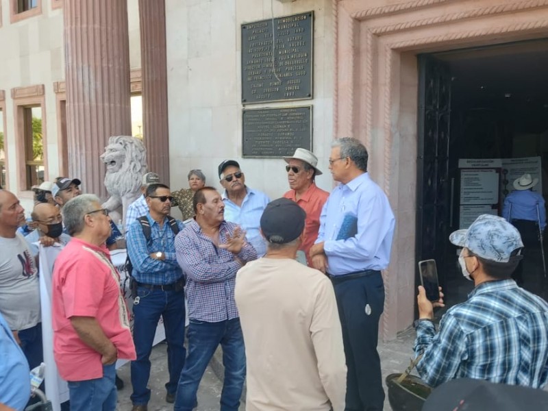 Se manifiestan ex policías frente Palacio Municipal