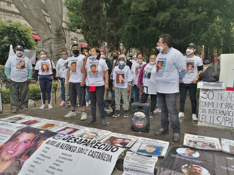 Se manifiestan familiares de personas desaparecidas en el zócalo