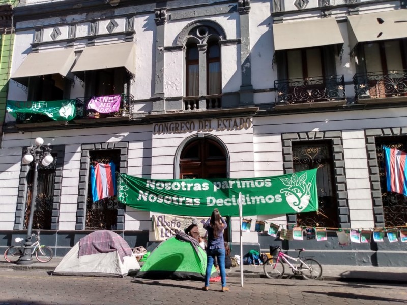 Se manifiestan feministas afuera de Congreso del Estado