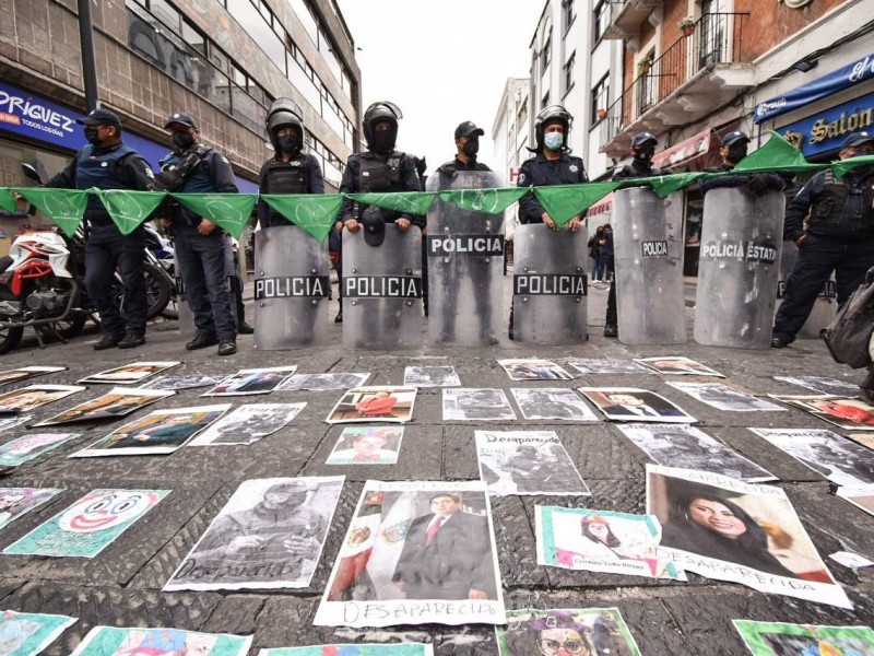 Se manifiestan feministas y familiares de desaparecidos en congreso