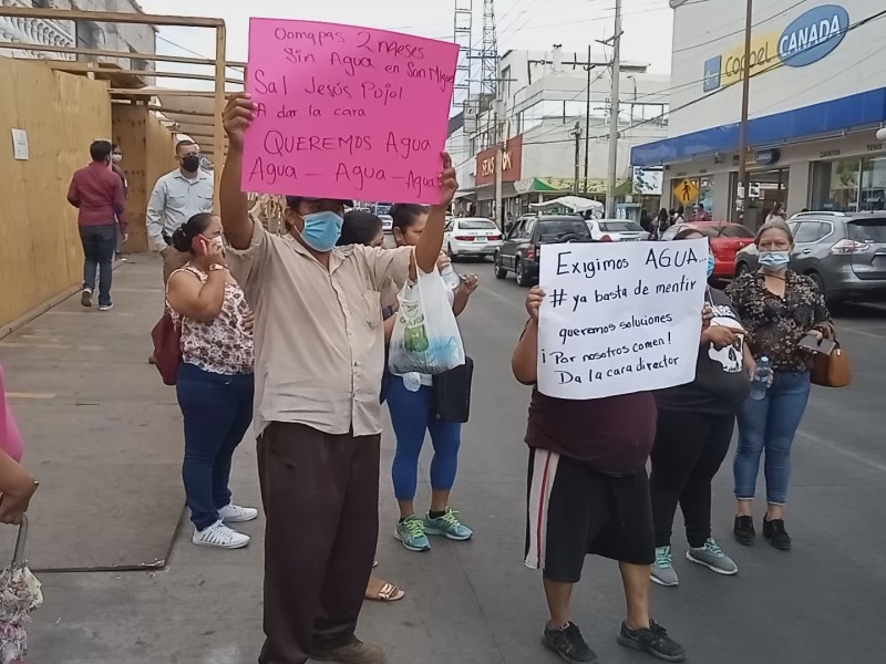 Se manifiestan frente a palacio municipal por falta de agua