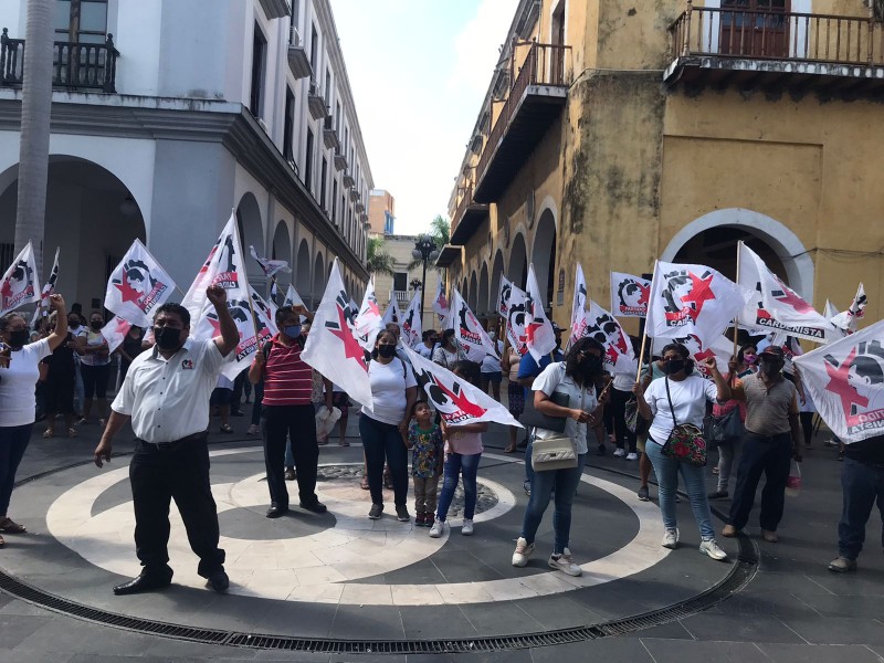 Se manifiestan frente al Palacio de Veracruz