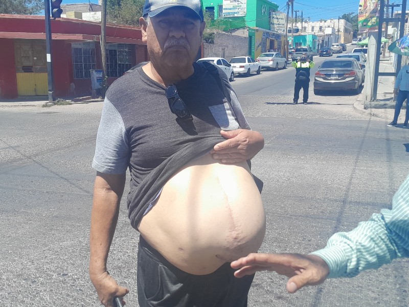 Se manifiestan fuera del IMSS calle 10 en Guaymas