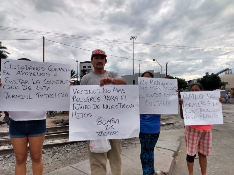 Se manifiestan guaymenses afuera de API