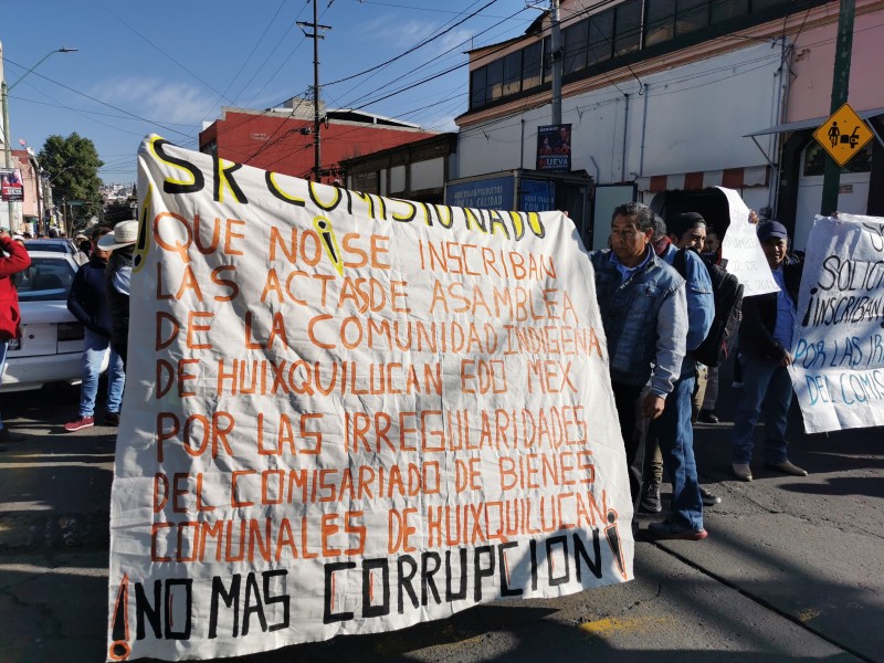 Se manifiestan habitantes de Huixquilucan en Toluca
