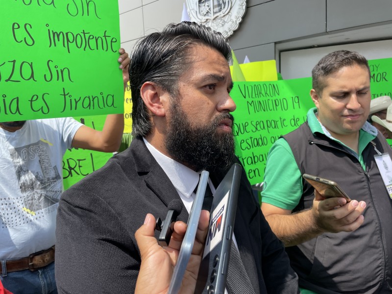 Se manifiestan habitantes de Vizarron afuera del congreso