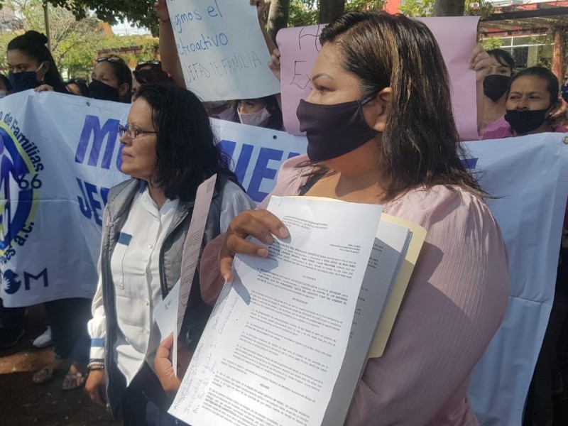 Se manifiestan jefas de familia para pedir apoyo