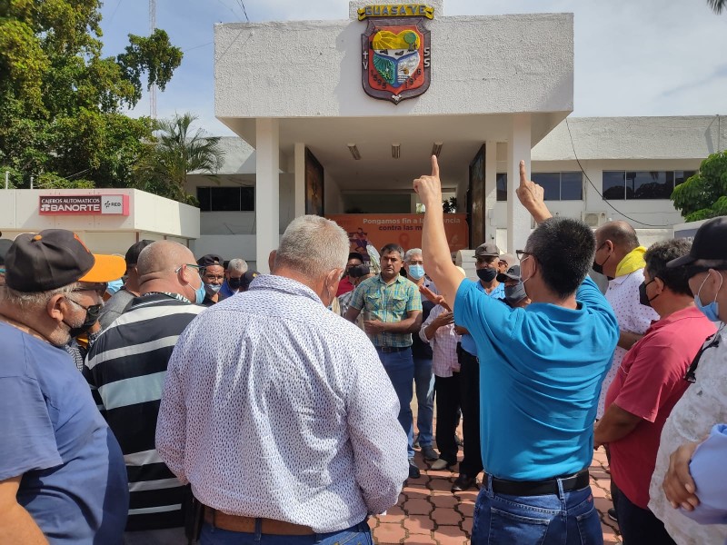 Se manifiestan jubilados del Ayuntamiento de Guasave, exigen aumento salarial