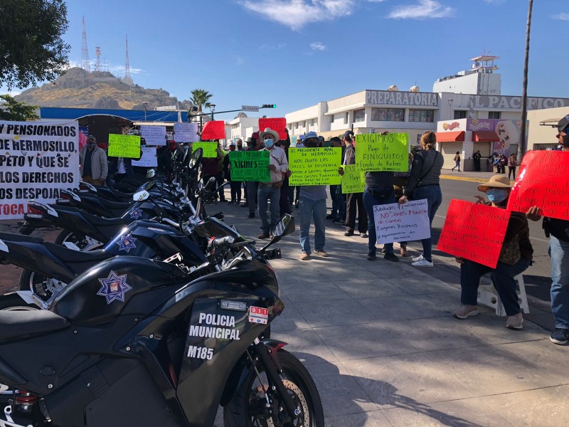 Se manifiestan jubilados en evento de alcalde en jardín Juárez