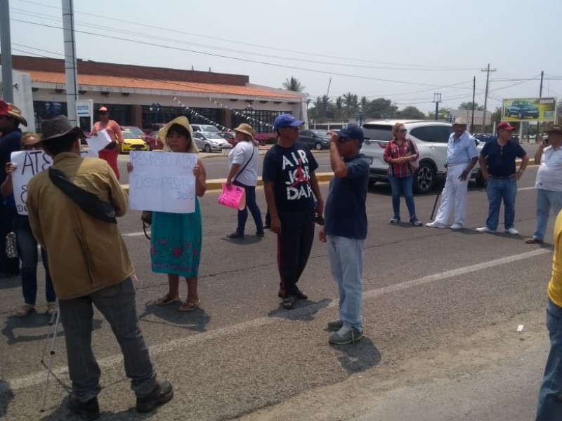 Se manifiestan locatarios del Mercado IZ de SalinaCruz