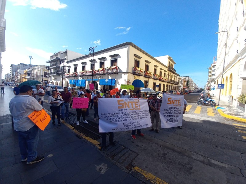 Se manifiestan maestros de telesecundarias, exigen destitución del supervisor
