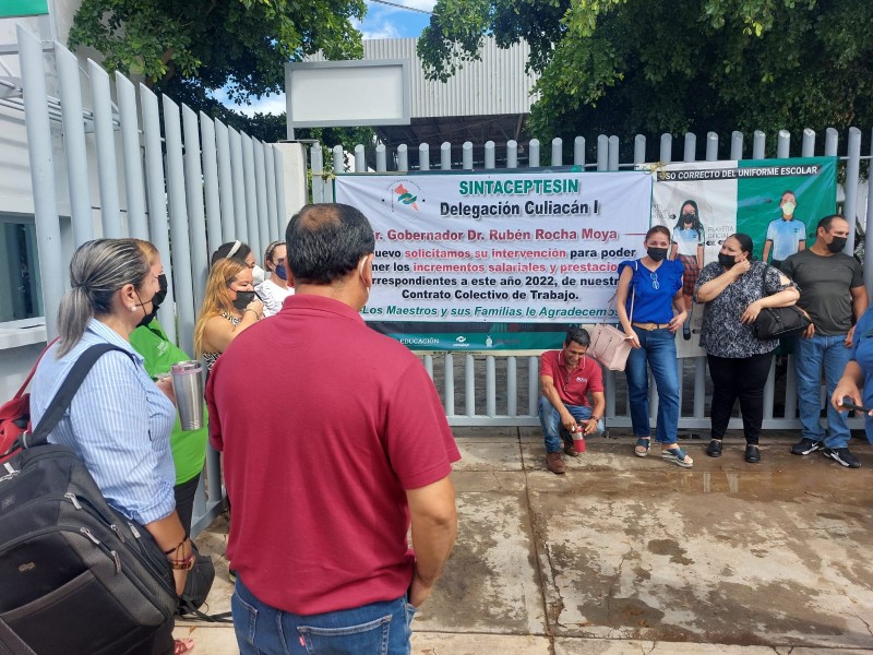 Se manifiestan maestros del Conalep en Culiacán