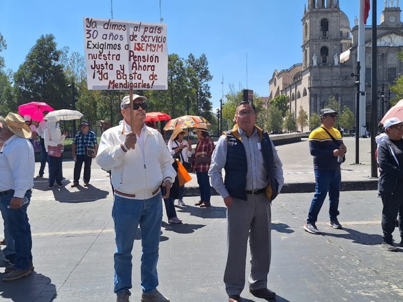 Se manifiestan maestros jubilados. No reciben su pensión