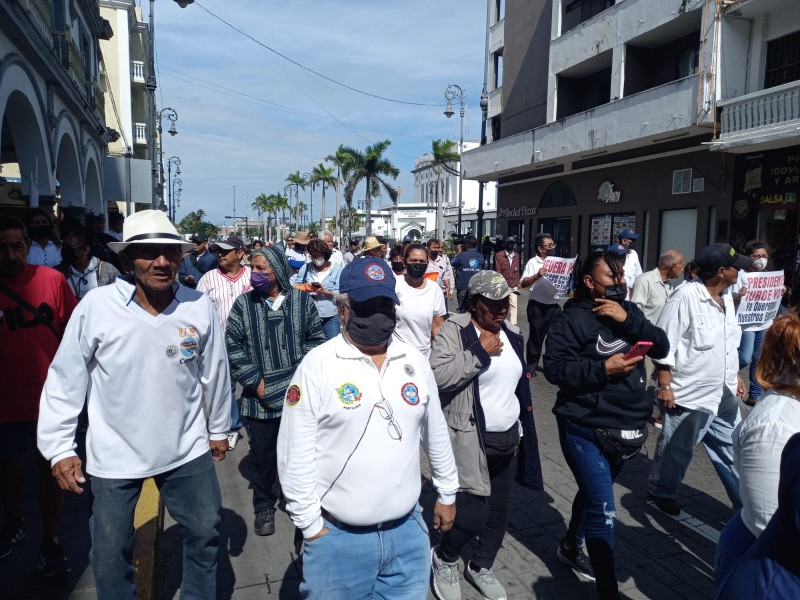 Se manifiestan maniobristas en Veracruz
