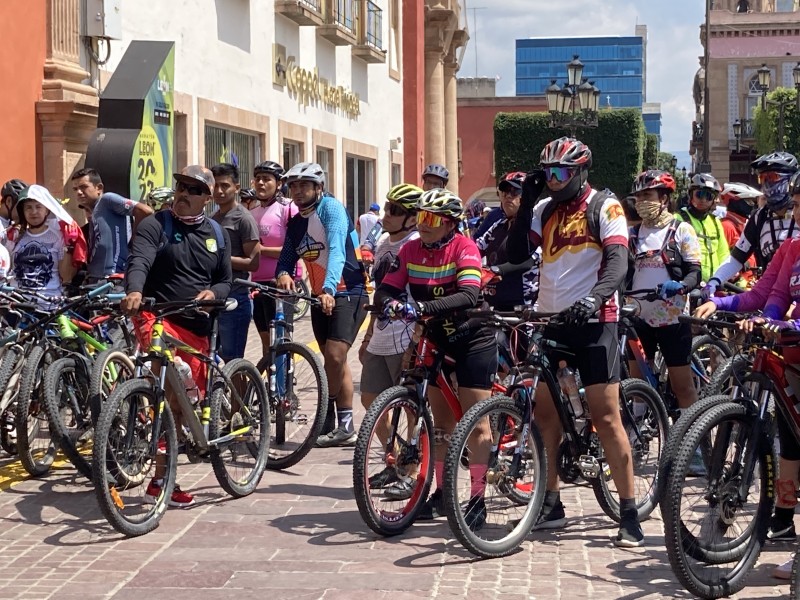 Se manifiestan más de mil ciclistas contra violencia