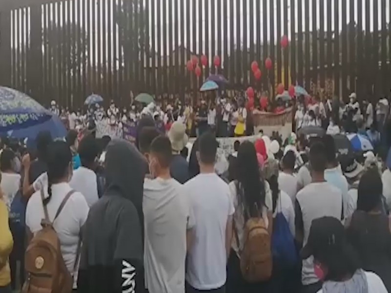 Se manifiestan migrantes varados en la frontera