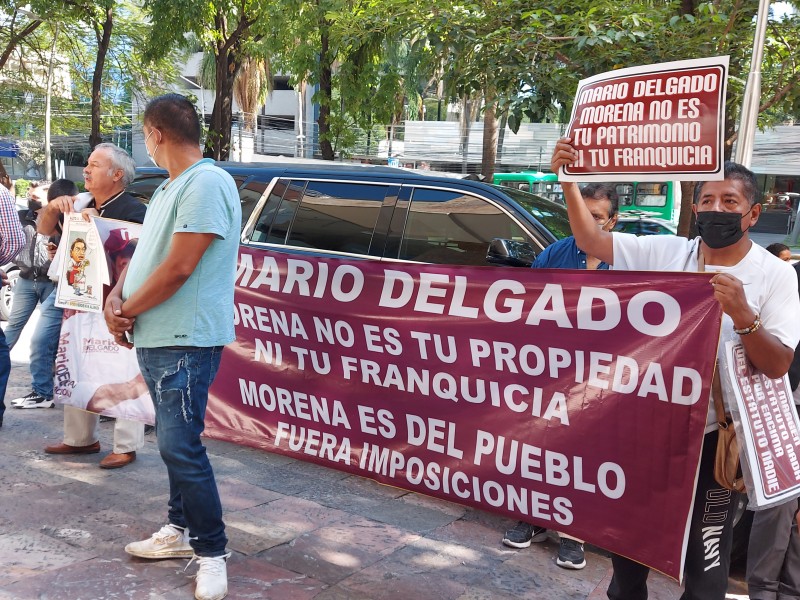 Se manifiestan militantes morenistas contra Delgado; acusan imposiciones