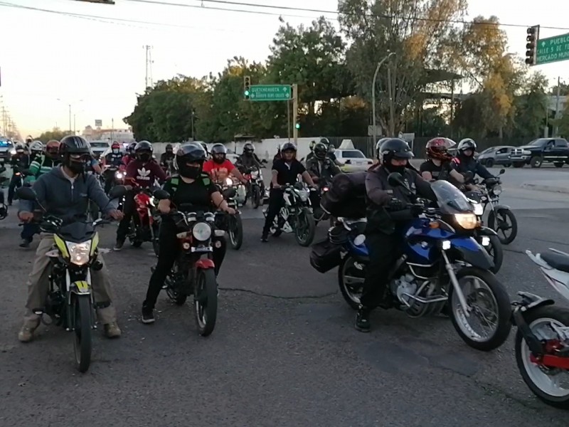 Se manifiestan motociclistas, piden que les den tiempo