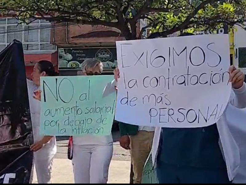 Se manifiestan médicos y enfermeras del IMSS en Zamora y La Piedad