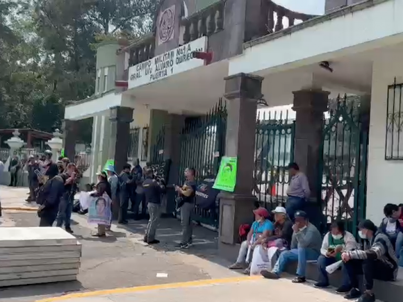 Se manifiestan normalista en base militar de Naucalpan
