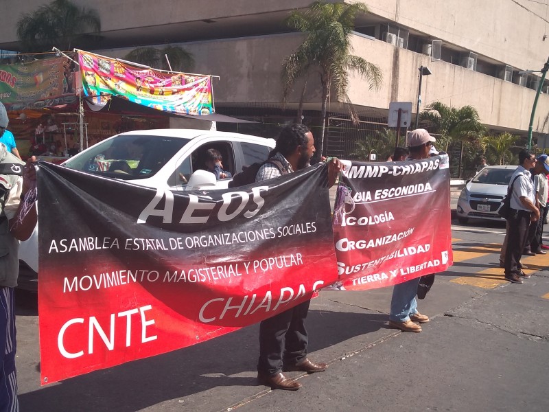 Se manifiestan normalistas en avenida central