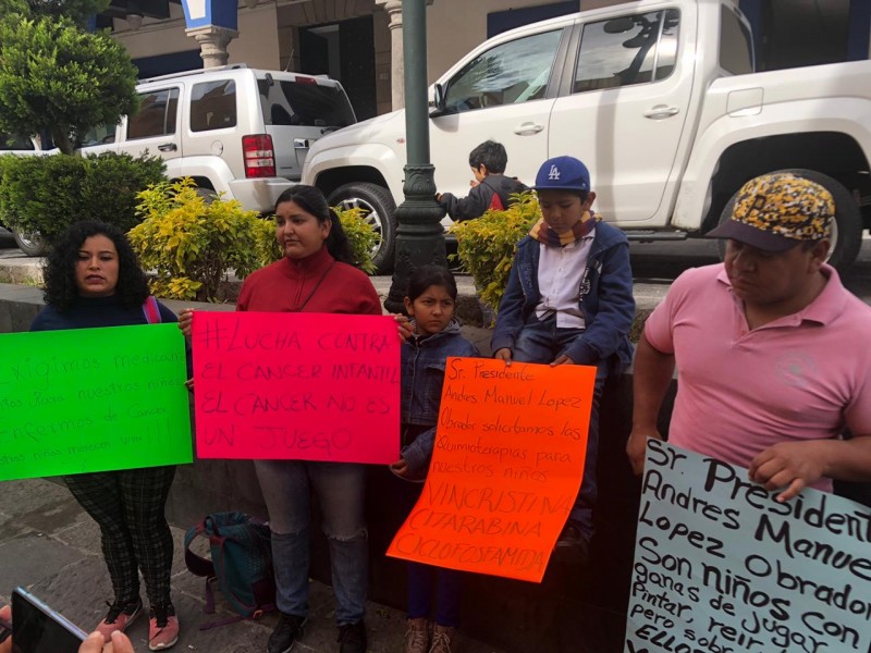 Se manifiestan nuevamente padres de niños con cáncer del HNP