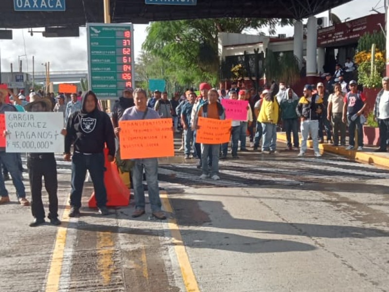 Se manifiestan obreros y cañeros en caseta de la Cuacnopalan-Oaxaca