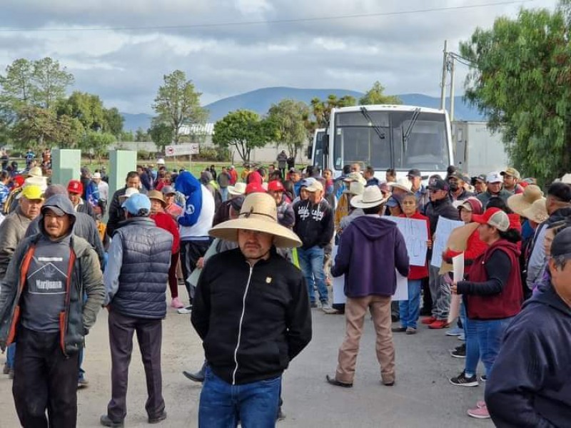 Se manifiestan pacíficamente pobladores de Tuzuapan, Quecholac