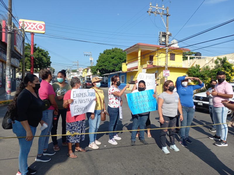 Se manifiestan padres de familia de tres escuelas de Veracruz