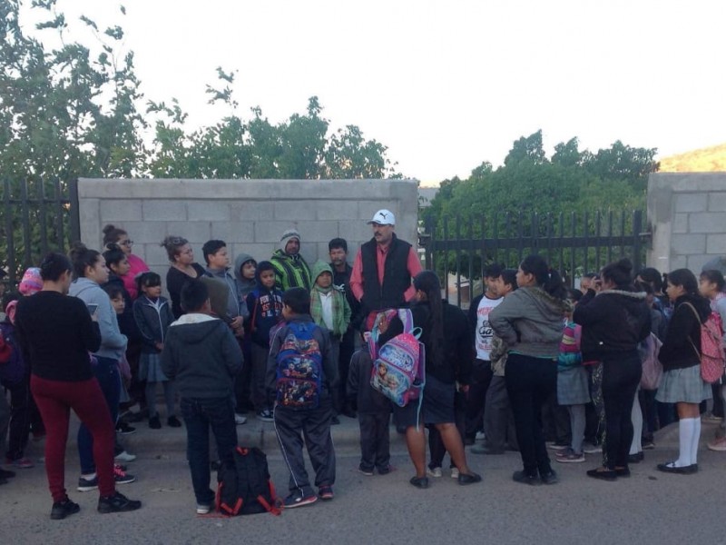 Se manifiestan padres de niños de primaria local