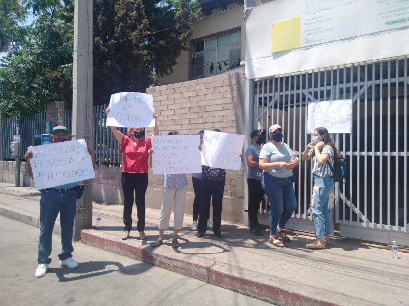 Se manifiestan padres por robos y daños en escuela