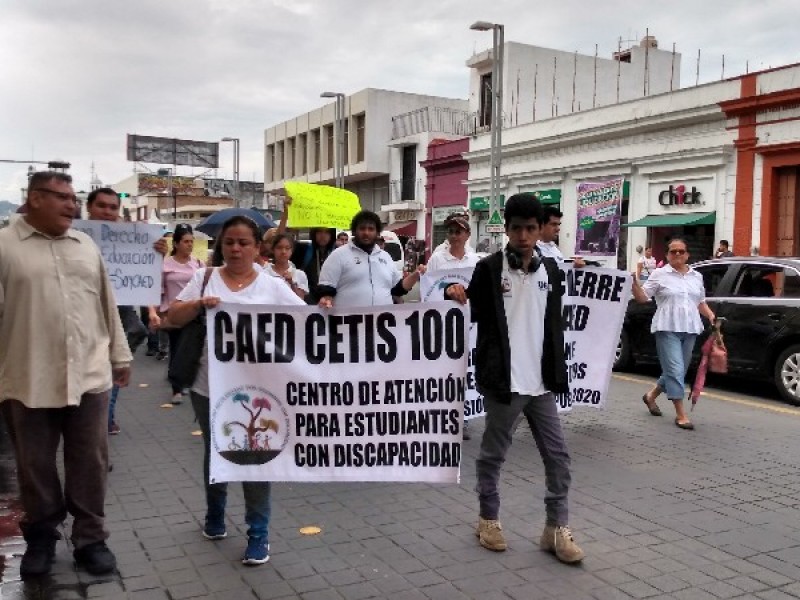 Se manifiestan padres y docentes del CAED