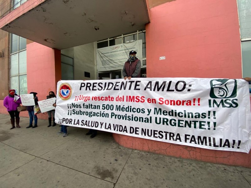 Se manifiestan personas en IMSS por falta de Medicamentos