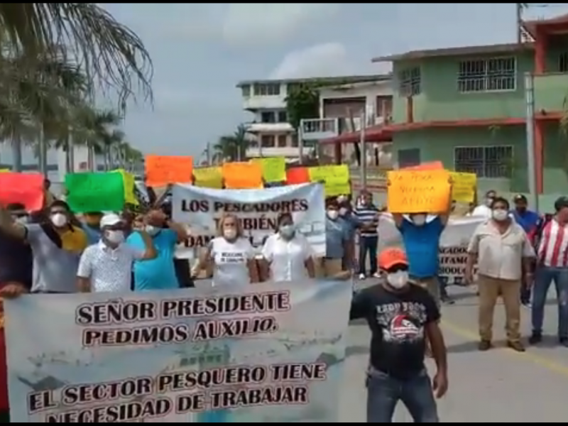 Se manifiestan pescadores de Alvarado por precio del diesel