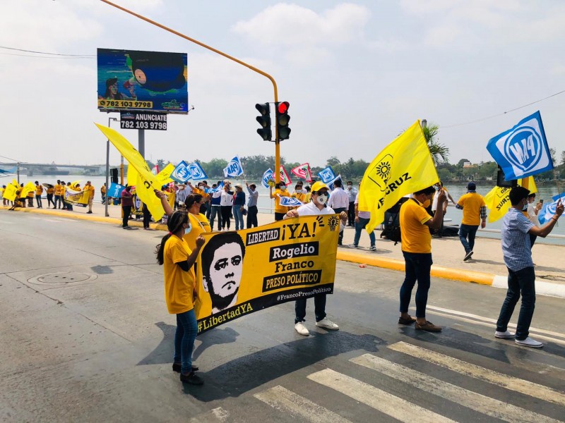 Se manifiestan pidiendo libertad de Rogelio