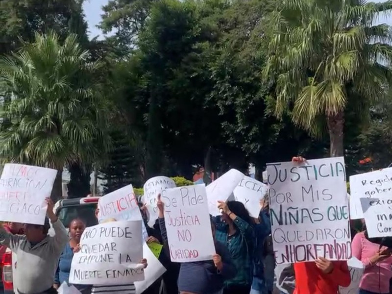 Se manifiestan pobladores de Cuautinchan contra presidente municipal