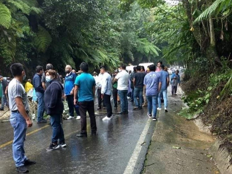 Se manifiestan pobladores de Cuetzalan por falta de obras