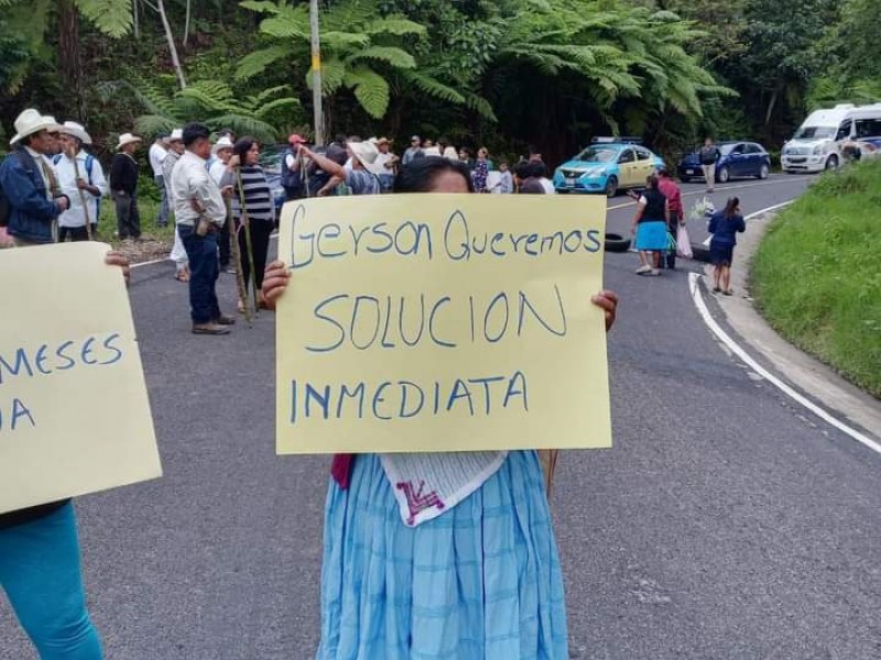 Se manifiestan pobladores de Cuetzalan y cierran carretera