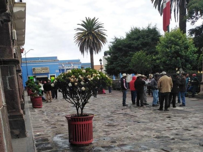 Se manifiestan pobladores de Tlanixco frente a presidencia de Tenango