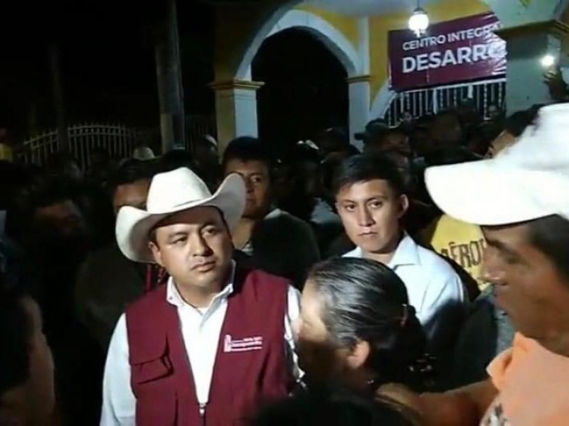 Se manifiestan pobladores de Zacapoaxtla tras abuso de autoridad