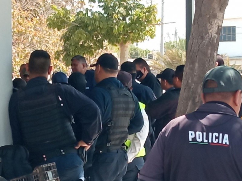 Se manifiestan policías empalmenses contra mando militar