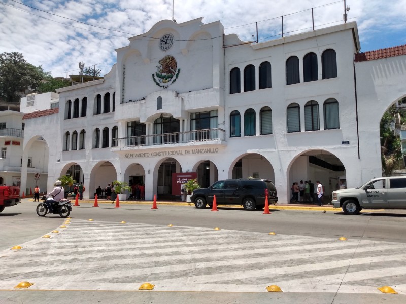 Se manifiestan por cobros de agua en Manzanillo