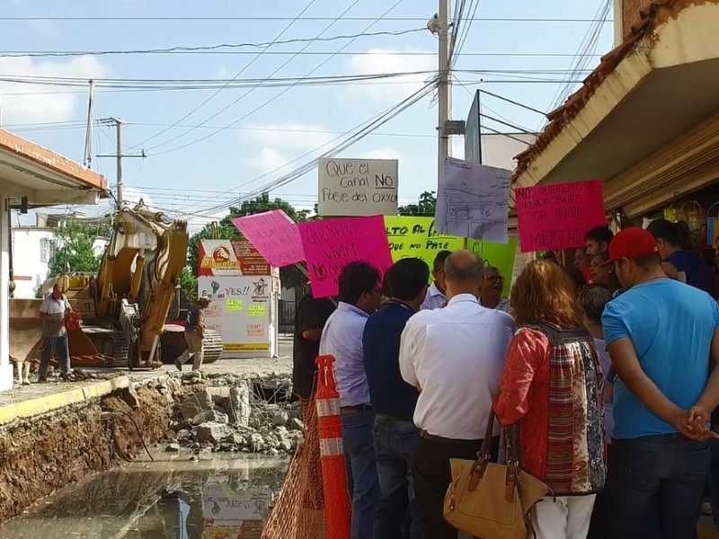 Se manifiestan por colector pluvial en Mercado Humaya