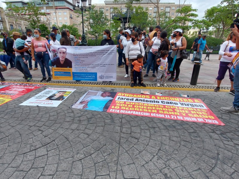 Se manifiestan por desaparecidos en Palacio de Gobierno