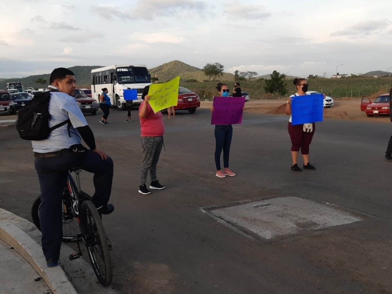 Se manifiestan por falta de agua en Pradera 6