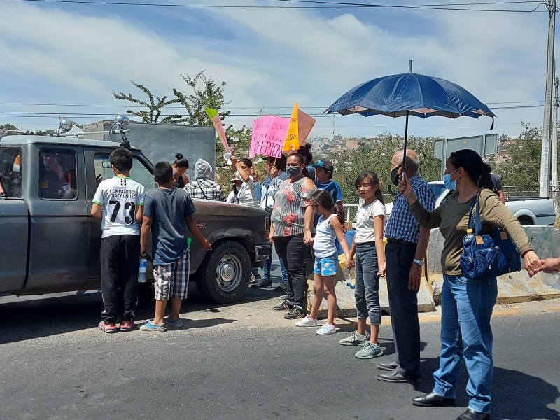 Se manifiestan por falta de agua sobre carretera a Saltillo