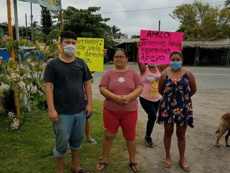 Se manifiestan prestadores de servicios en Tecolutla