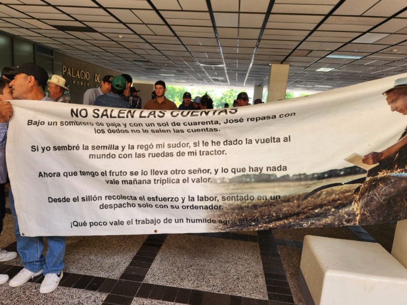 Protestan productores de maíz en Palacio de Gobierno